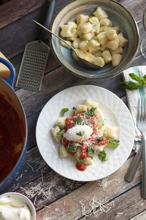 foodiebliss:  Gnocchi & Simple SauceSource: Runway ChefWhere food lovers unite. 