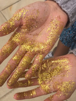 hellobeautifulworld266:  Glitter hands in art class today!!!!