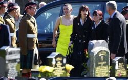 Jaidefinichon:     Va A Un Funeral Vestido De Mujer… Bien, Puede Parecer Un Irrespetuoso