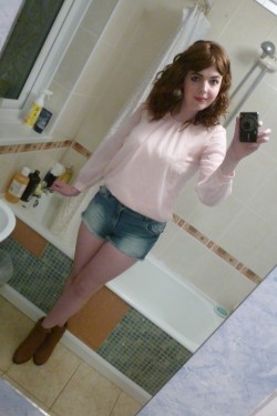 lucy-cd:  PicturesSuch a cute outfit, absolutely adore these new shorts &amp; heels! &lt;3