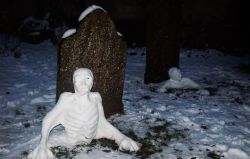 sixpenceee:  Graveyard Snowmen Whoever has the talent and creativity to make this, you are my hero  