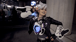 justira:  arorea:  💜 Cheers, love! The cavalry’s here! 💜  ( Amazing video of my Ultraviolet Tracer cosplay taken by Dave Yang! :D )  she looks like an actual video game cutscene