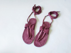 bloomingsiluetas:  NAHUATLHandmade traditional running sandals  made from natural soft, textured leather and recycled rubber. Includes  hand-cut leather laces that wrap around the ankle. Natural dyed leather /  rubber sole.From the Harebac collection