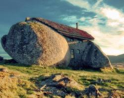 trupoly:  A Portuguese house inspired by the Flintstones