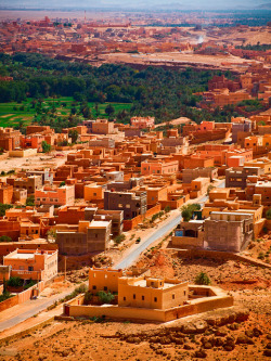 arabiandelilah:  en-attendant-la-fin:  t-a-h-i-t-i:  In the middle of the desert (Morocco) by raspu         ♡.♡