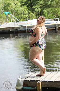 bigcutiemiley:  What better way to show off a belly than a bikini? miley.bigcuties.com 