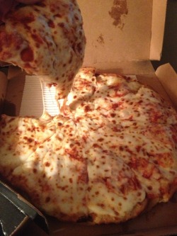 bbwmarywanna:  cocainumb:  omg   Oh lawd  Call me crazy but I&rsquo;d luv to eat pussy &amp; pizza at the same tome