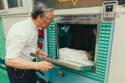 congenitaldisease:  Lee Jong-rak is the South Korean pastor who created the “Baby Box”. The idea is that mothers who do not want their babies can leave them inside the box which includes a thick towel and lights and heating to keep the baby warm.