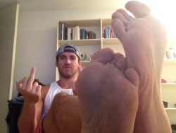 realmensfeetstink:  Hot stud, fags should look be up to service his feet.  Sexy pits too