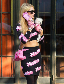 thirstymuslim:  albinwonderland:  hollywud:  daily—celebs:  10/17/14 - Paris Hilton shopping in NYC.   I need that phone case more than I would care to admit  Damn Paris
