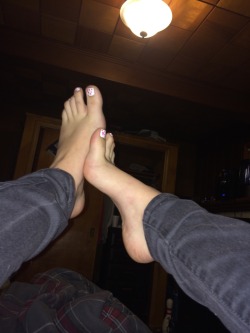 kitsfeet:  Daddy was supposed to take me to get a milkshake but he’s taking too long in the shower. I need attention I feel bratty tonight.