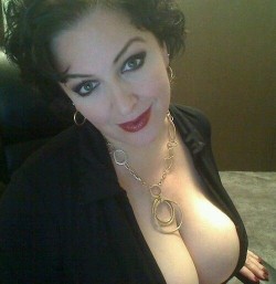 vampirohot69:    Beautiful woman, beautiful cleavage 