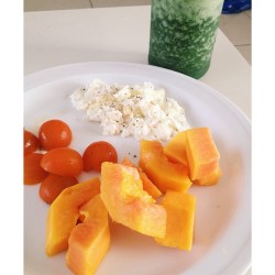 Coconut oil cooked egg whites, papaya, cherry tomatoes and my typical clean green smoothie! My fave pre workout breakfast!
