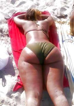 Big-Butt-Moms:  I’d Just Start Humping Her On The Beach Fuck It!