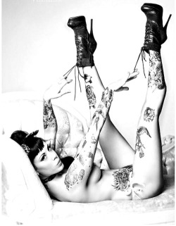 tattoed-babes:  Tattoed girl http://tattoed-babes.tumblr.com/
