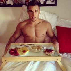 pierrefitch:  breakfast in bed oh look, and there’s food too OH MY GOD 
