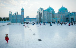 unrar:Blue Mosque and Little Girl. Mazar, Afghanistan, Foreman Photos