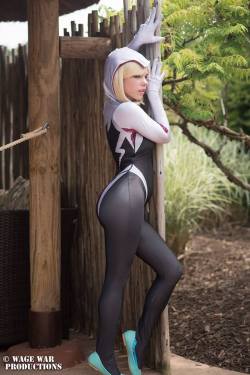 Spider Gwen cosplay shot at ColossalCon 2016 Photography by Wage War ProductionsSuit created by Nathan DeLuca 