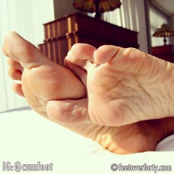 cumxxx:  Sexy feet from FeetOverForty. #Foot