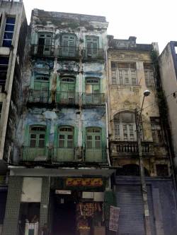 destroyed-and-abandoned:  Two abandoned buildings in downtown Recife, Brazil. Source: alons-ydoctor (reddit) 