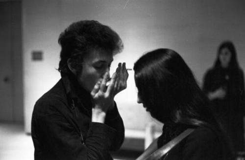 bobdylan-n-jonimitchell:Bob Dylan &amp; Joan Baez, backstage at the Philharmonic Hall, October 31, 1964 © Daniel Kramer.