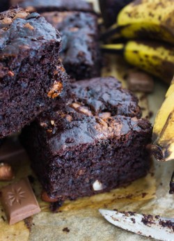craving-nomz:  Chocolate banana chocolate chip cake
