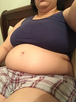 stuffed-bellies-always: fatterandoutofshape: So I’ve reached 190lbs! I don’t know if I look much fatter but I definitely feel it. Here’s some pics I took yesterday and today. Absolutely love this girl ❤️️❤️️❤️️ 