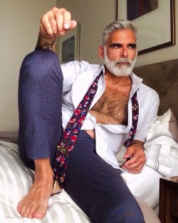 mentomenbv:  maturehairydaddies:  dadsboi: Omg, he’s SO sexy  ASK ME ANYTHING   SUBMIT HERE ;) ARCHIVE IS THIS WAY!!!!  FOLLOW ME FOR MORE MATURE HAIRY DADDIES   lo amo