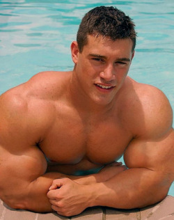 keepemgrowin:  I want to be wrapped up in those huge arms… 