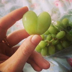 lucywarman:  What!!!! #grapes #heart #healthysnack 