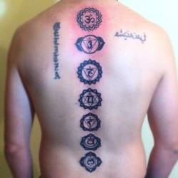 #Tattoo #tatuaje #ink #chakra #chakras #espalda #negro #meditacion #energias #gabodiaz04 #gabrieldiaz #venezuela #lara #barquisimeto