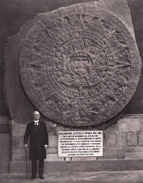 Le président mexicain Porfirio Diaz se tient à côté du calendrier solaire aztèque, 1903.