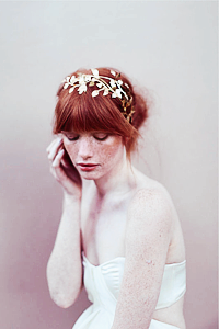 earnurs:  amanda smith photographed by elizabeth messina, modelling headpieces by twigs and honey 