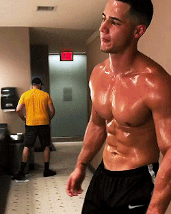 hognips:  trianglealphadad:Tasty I want more of this OVER oiling. Some of the old Mr U’s and Mr O’s have their bodybuilders shiny at hell like this guy and then it sort of went “out of fashion” the the “matt” look.