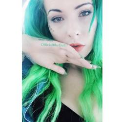 Life&rsquo;s hard but at least the Suns starting to shine🌸🌱☀️☀️ Backup 👉🏻 @officialbbydoll.420💨💦💚💚 #greenhair #greenombrehair #dermals #tattoos #nosepiercing #blueeyes #bushybrows #greentheme #macvelvetteddy #freshclaws