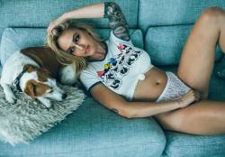 alyssabarbara:  Are you a cat or dog person 🤔🐱🐶 ??  I am a dog lover for life 💕 Comment below! 👇🏻 Photo @jasegraphics  #alyssabarbara #mansbestfriend #minniemouse #inkedgirls #girlswithtattoos
