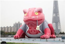 tocifer:  juridp:  kotakucom:  This huge, two-ton Gamabunta balloon popped up in Guangzhou, China earlier today. Nobody’s sure where it came from or who put it up, but some people say it’s a superfan tribute to Naruto, which ended last week.  What