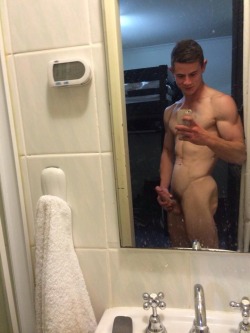 grindrminder:  Perfect body, muscles, delts,pecs,abs,hung,cock,mirror,selfpic