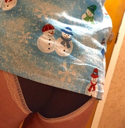 naughtynurse0068:  Frosty the Snowmanâ€¦.. Why canâ€™t I ever get a nurse like this when I go to the doctors?â€¦.. 