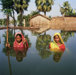 icphoto:  Chinta and Samundri Davi, Salempur village near Muzaffarpur, Bihar, India, August 2007, from the Drowning World series, 2007 (via Recent Acquisition: Gideon Mendel | Fans in a Flashbulb) 