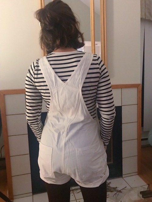 bbabybbear:I have a lot of trouble making it to the bathroom in time when I’m wearing overalls. There’s just too much to unhook and unbutton. By the time I’ve got them around my ankles I’ve usually already started going potty. So I’ve learned