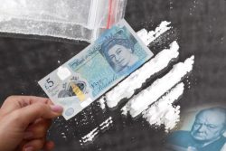 frikiskrew:  Los cocainómanos ingleses se quejan por los cortes provocados por el nuevo billete de 5 libras.[La noticia]