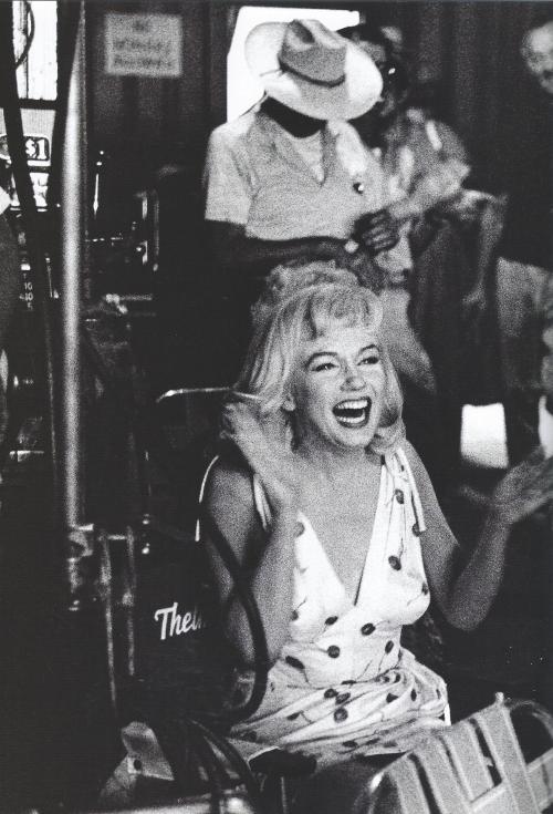 perfectlymarilynmonroe:  Marilyn on the set of The Misfits, 1960.   MM having a good laugh!