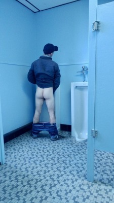 harrypman:  nakedandregulah:Pants down these are my favorite type of urinal