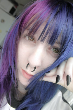lovelydyedlocks:  I just dyed my hair half purple and half blue ♥Instagram: @staytrueorgtfo