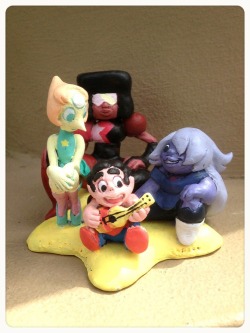 gracekraft:  Two additional figures part of the gift set, the group figure was gifted to rebeccasugar and Opal to joethejohnston. Opal was perhaps the most challenging to paint because her pallet has so many colors that are difficult to get right with