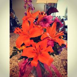 Flowers I got my Mom 💛🌷  #flowers #mothersday #orange #pretty #pink #bright #latergram #love #leighbeetravel #floral #florida #tampa