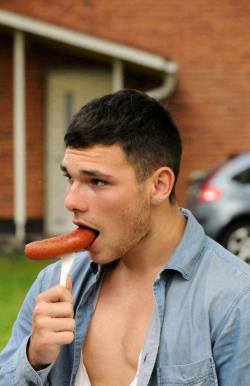 mychicomac:  redneck417:  LIKES WEINERS… GOOD TO KNOW  like to see his weiner