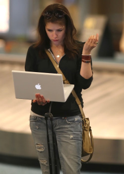 frighteningfox:  becapella:  Me when there is no WiFi  anna kendrick looks hot while confused at an airport   And the lesson is Anna Kendricks ALWAYS looks hot.