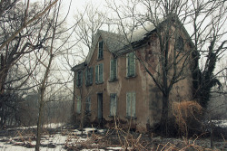 wildsongbird:A creepy abandoned house in the woods of Pottstown, Pennsylvania.